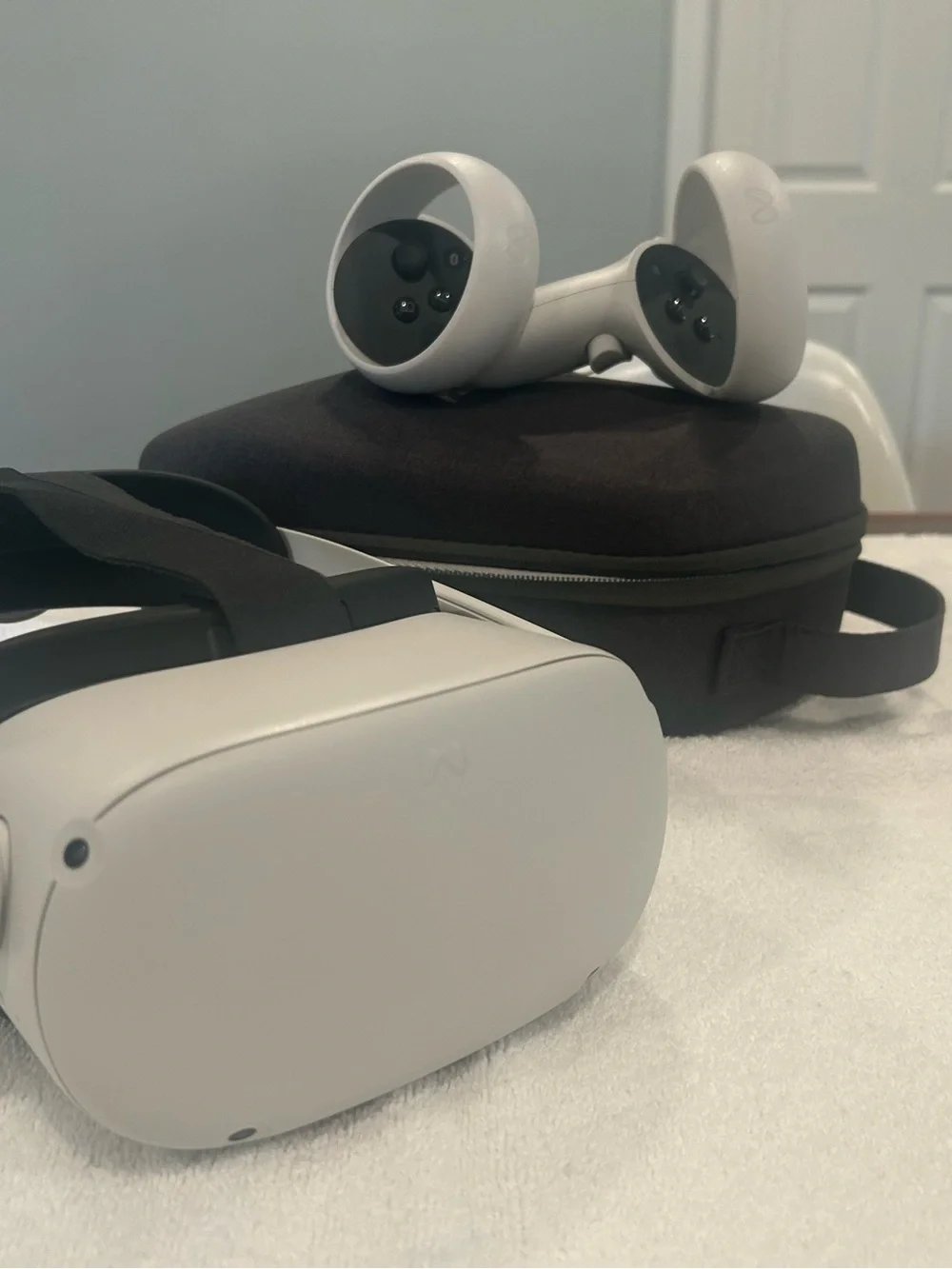 Meta Quest 2 — White VR Headset with Controllers in Like New condition.